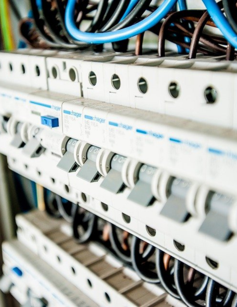 Je kijkt naar een moderne elektrische verdeelkast met Hager installatieautomaten die stroom veilig en overzichtelijk door een woning of gebouw distribueert. Het hoofddoel is het verdeeld binnenkomende elektriciteit over afzonderlijke groepen en het automatisch uitschakelen bij overbelasting of kortsluiting. De modulaire opbouw met klik-en-klare installatieautomaten maakt uitbreiding of aanpassing eenvoudig, de gedrukte ampère-aanduidingen op de hendels bieden directe leesbaarheid en dankzij de strakke DIN-rail-montage blijft de kast compact en goed toegankelijk voor snelle controles.